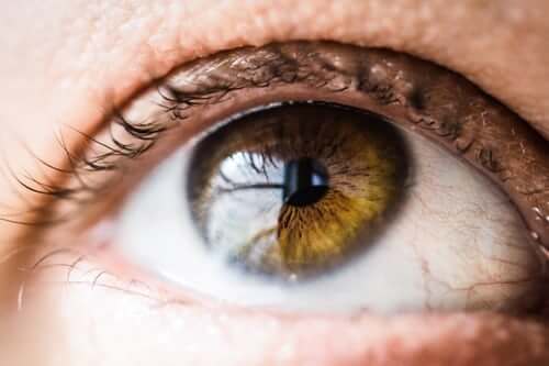 flashing lights in the eyes